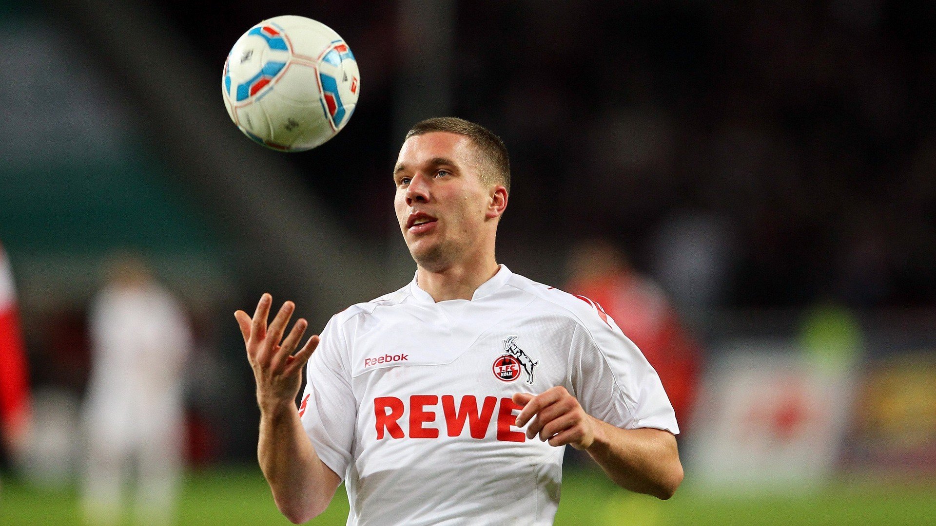 米兰体育app入口-两队风格迥异,对抗看点十足,两名对抗的队员